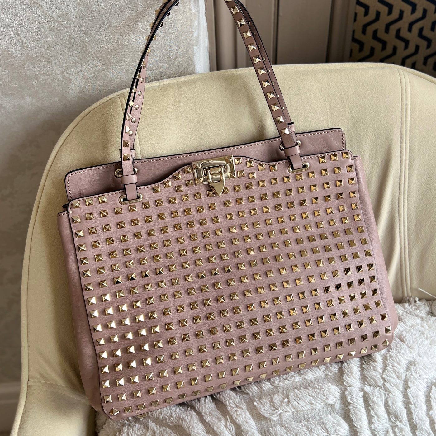 VALENTINO GARAVANI MEDIUM STUDDED ROCKSTUD TOTE BAG